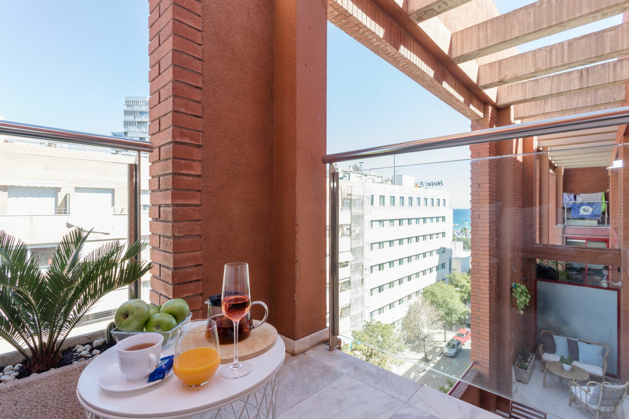 Unique - Stylish Seafront Duplex Lejlighed *